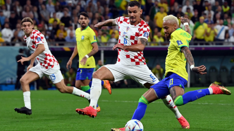 Neymar intenta centrar en el partido ante Croacia, el 9 de diciembre de 2022.