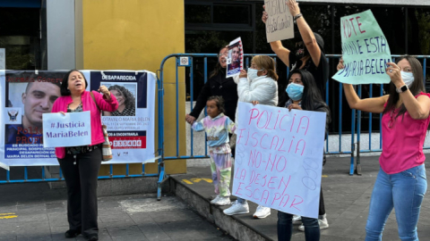 Familiares y amigos de María Belén Bernal protestan por justicia en los exteriores de la Unidad de Flagrancia de la Fiscalía. Quito, 17 de septiembre de 2022.