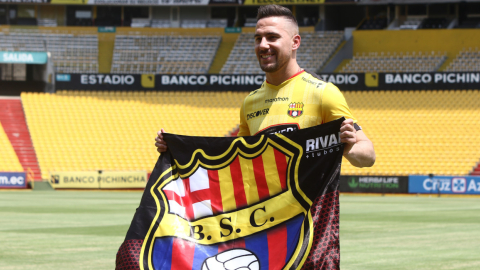 El jugador Jonatan Bauman con el uniforme y una bandera de Barcelona durante su presentación oficial en el Estadio Banco Pichincha, el 9 de diciembre de 2022.
