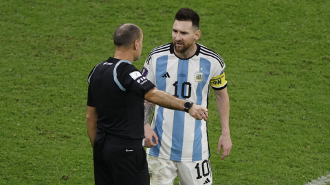 Lionel Messi habla con el árbitro Mateu Laoz durante el partido ante Países Bajos, el 9 de diciembre de 2022.