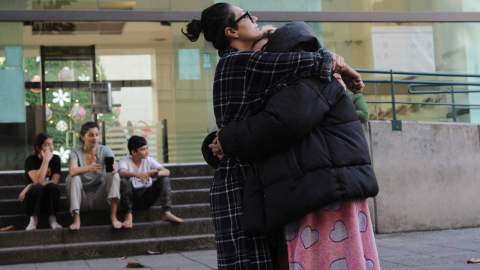 Dos personas se abrazan afuera de su domicilio en el centro de México, tras el sismo, el 11 de diciembre de 2022. 