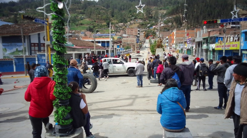 Manifestantes cierran una de las vías de Andahuaylas, en el distrito de Apurímac, sur de Perú, el 11 de diciembre de 2022. 