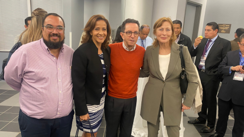 Roberto Izurieta (naranja) en un evento en Estados Unidos, el 23 de octubre de 2022.