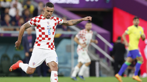 Dejan Lovren, de Croacia, patea el balón en un partido de los cuartos de final de Qatar 2022 entre Croacia y Brasil, el 9 de diciembre.