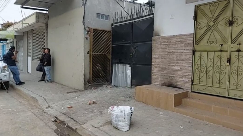 Fachada de una de las viviendas de la Isla Trinitaria, sur de Guayaquil, donde colocaron los explosivos, la madrugada del 13 de diciembre de 2022.