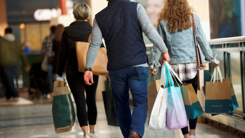 Personas en un centro comercial de Estados Unidos, el 8 de diciembre de 2022. 