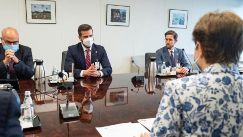 El ministro de Finanzas, Pablo Arosemena (centro), en una reunión con autoridades del FMI en julio de 2022.