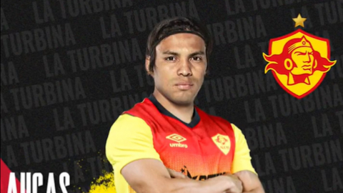 Jefferson Montero posa con la camiseta de Aucas luego de confirmarse su fichaje para 2023, el 14 de diciembre de 2022.