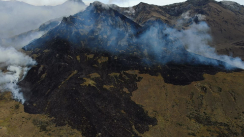 Un incendio en el sector Quinuas del Parque Nacional Cajas, de Cuenca, el 13 de diciembre de 2022.