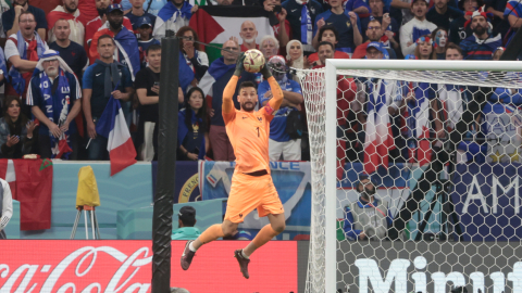 El portero Hugo Lloris de Francia atrapa balón durante la semifinal ante Marruecos, el 14 de diciembre de 2022.