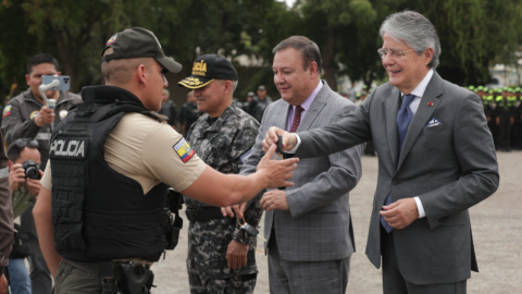 El presidente de la República, Guillermo Lasso, entregó nuevo equipamiento policial este 14 de diciembre de 2022.