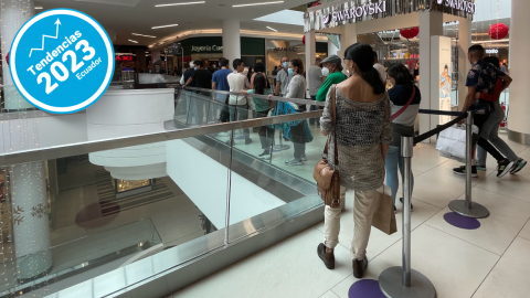 Personas en un centro comercial en el centro norte de Quito, en diciembre de 2022.