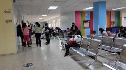 Niños en el hospital Baca Ortiz de Quito, el 15 de diciembre de 2022.