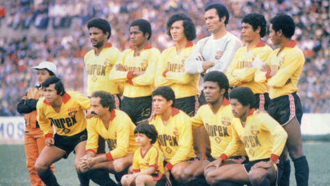 Los futbolistas de Barcelona se forman antes de disputar un partido por el torneo local.