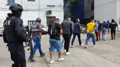 Momento en que los detenidos en el operativo de alias 'JR' son trasladados al Cuartel Modelo de la Policía de Guayaquil, el 16 de diciembre de 2022.