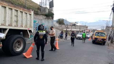 Agentes de la AMT y de la Policía realizan un operativo en Quito, el 14 de diciembre de 2022.