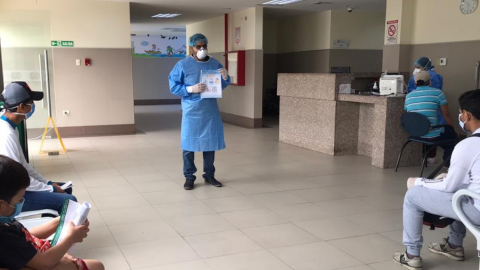 Explicación del 'Código Plata' en el Hospital General de Durán, donde se realizó un simulacro el 14 de diciembre de 2022. Los protocolos regirán inicialmente en 18 hospitales.