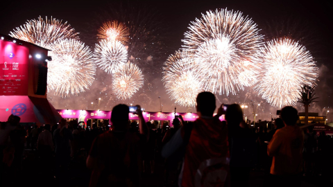 Hinchas disfrutan de uno de los espectáculos en el Fan Festival de la FIFA en Qatar.