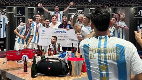 Los jugadores de Argentina con el presidente de la Conmebol, Alejandro Domínguez, y el premio económico que recibió tras ganar la final del Mundial.