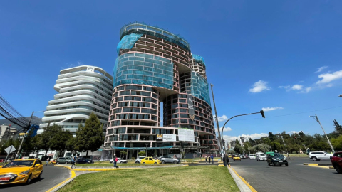 Un edificio en construcción en el sector del parque La Carolina, en el centro norte de Quito, el 19 de diciembre de 2022.