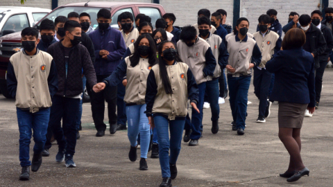 Estudiantes del Colegio Técnico de Bachillerato Daniel Cordova Toral de Cuenca caminan en el patio de su institución, el 22 de noviembre de 2021.