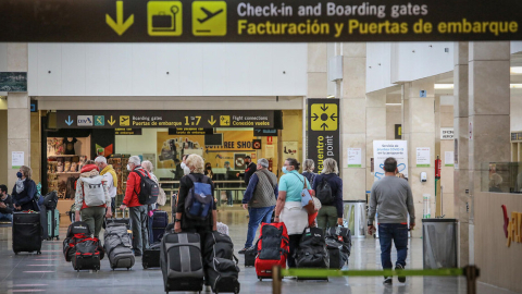 Imagen referencial: Pasajeros encaminándose hacia los puestos de facturación del Aeropuerto de Jerez.