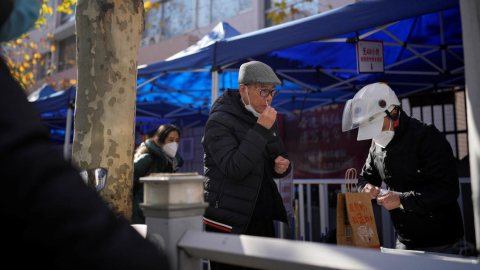 Un hombre se somete a una prueba rápida de antígenos. Shanghái, China, 19 de diciembre de 2022. 