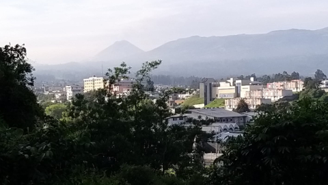 Imagen del sector del Valle de los Chillos, en Quito, donde se reportó caída de ceniza del volcán Cotopaxi, el 20 de diciembre de 2022.