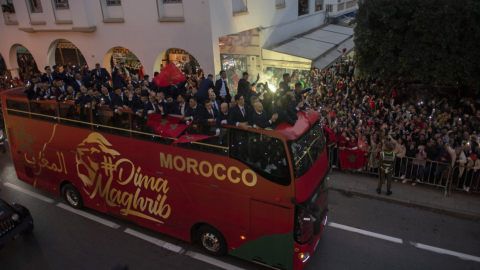 Los jugadores de la selección de Marruecos recorren la ciudad de Rabat en un bus, el 20 de diciembre de 2022.