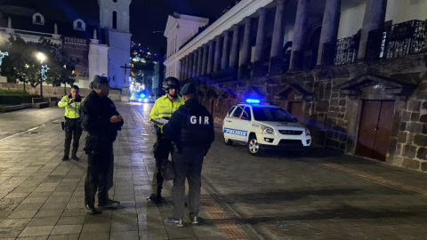 Inspección policial en los exteriores del Palacio de Carondelet, tras recibir la alerta de amenaza de bomba, el 21 de diciembre de 2022.