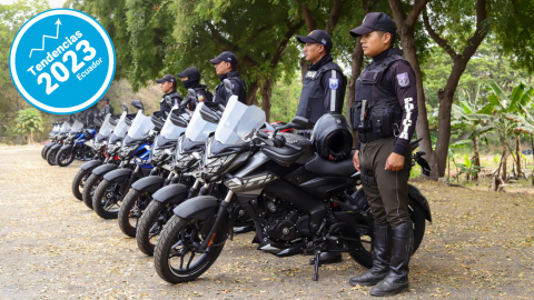 Efectivos de la Policía Nacional durante un evento de entrega de equipamiento, el 14 de diciembre de 2022, en Guayaquil.