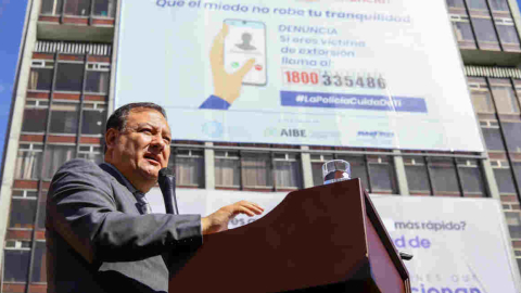 Juan Zapata, ministro del Interior, durante el lanzamiento de una campaña para combatir la extorsión, el 22 de diciembre de 2022.