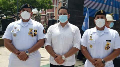 Dos miembros de las Fuerzas Armadas fueron condecorados por el asambleísta Ronny Aleaga, el 25 de julio de 2021. Uno de ellos enfrenta actualmente un proceso penal.