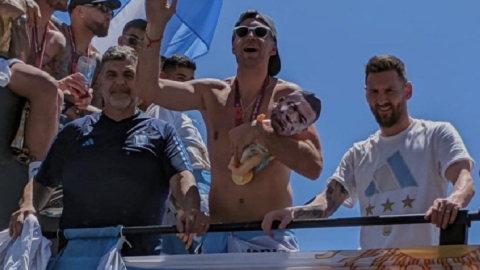 Emiliano 'Dibu' Martínez con un muñeco con la cara de Mbappé en las celebraciones de Argentina, el 20 de diciembre de 2022.