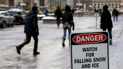 Varias personas caminan por las calles congeladas de Chicago, el 23 de diciembre de 2022. 