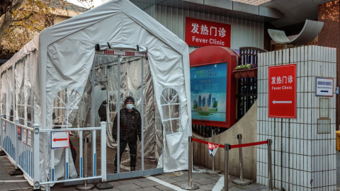 Vista frontal de un hospital que atiende a personas con Covid-19 en Shanghái, el 23 de diciembre de 2022. 