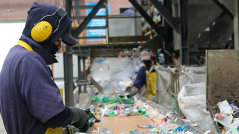 Trabajadores de una empresa que recicla botellas de plástico, en noviembre de 2022. 