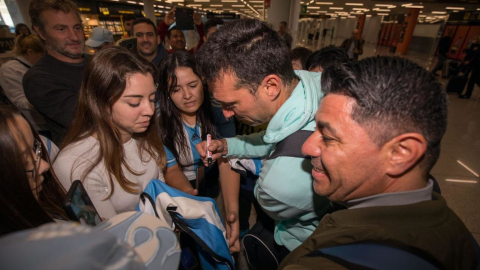 El entrenador de la selección argentina, Lionel Scaloni, firma autógrafos al llegar a Mallorca el 27 de diciembre de 2022.