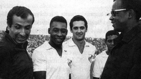 Pelé y el Santos, antes de un partido en Nigeria, el 4 de febrero de 1969.