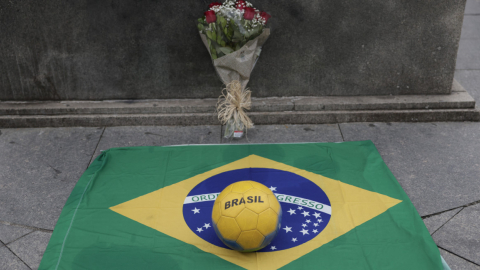 Fotografía de elementos simbólicos a modo de altar en tributo a Pelé el jueves 29 de diciembre, frente al estadio Maracaná de Río de Janeiro.