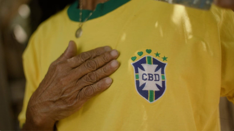 Fotografia cedida por Mercado McCann que muestra una camiseta de Brasil con la propuesta de cambiar tres estrellas por tres corazones en honor a Pelé.