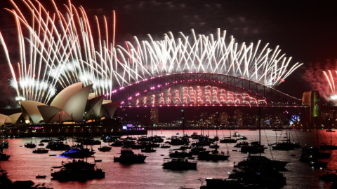 Espectáculo de juegos artificiales en la bahía de Sídney, en Australia, por el año nuevo. 