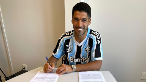 Luis Suárez firma su contrato con Gremio de Brasil, el 31 de diciembre de 2022.