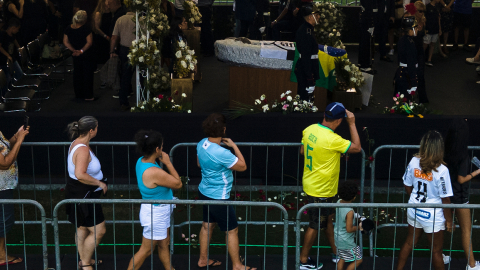 Fotografía con dron que muestra a los seguidores de Pelé dentro del estadio Vila Belmiro y viendo el féretro del exjugador, el 2 de enero de 2023.