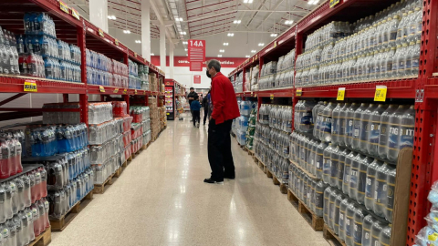 Un señor en un supermercado en Quito, en 2022.  