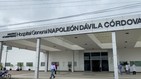 Vista del hospital de Chone, tras el ataque de sicarios el 27 de noviembre de 2022. 