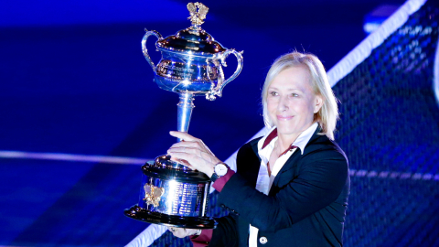 Martina Navratilova entrega la Daphne Akhurst Memorial Cup, el trofeo de la final femenina, previo al partido entre Serena Williams de Estados Unidos y Maria Sharapova de Rusia en el Australian Open, el 31 de enero de 2015.