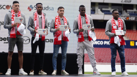 Los nuevos refuerzos de Liga, en el estadio Rodrigo Paz Delgado, el 10 de enero de 2023.