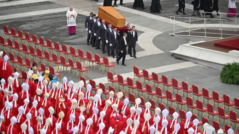 El féretro del Papa emérito Benedicto XVI (Joseph Ratzinger) es transportado durante la ceremonia fúnebre del pontífice en la Plaza de San Pedro, en el Vaticano, el 5 de enero de 2023.