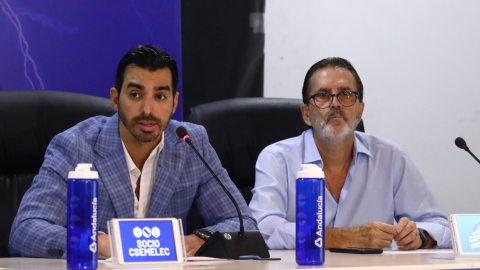 José Pileggi (i), junto con Miller Bolaños, durante la presentación del futbolista, el 29 de diciembre de 2022.